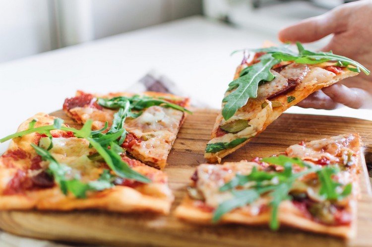 Förvara pizza i rumstemperatur som att förvara okylt mat länge