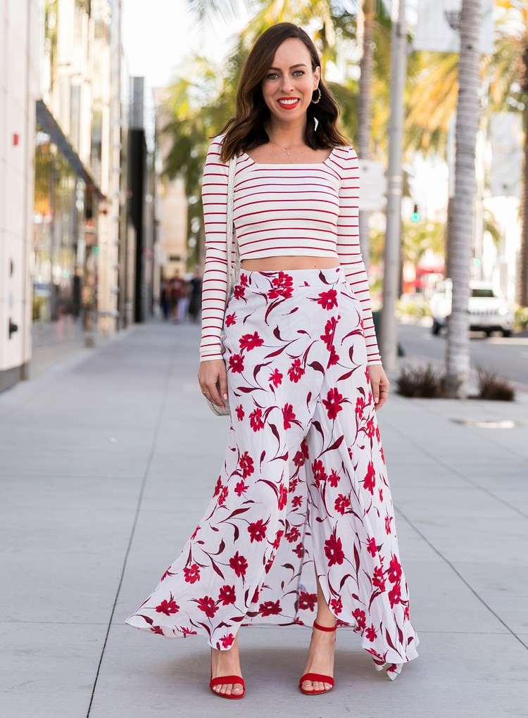 Sommarkläder med lång kjol, vit och röd matchande topp