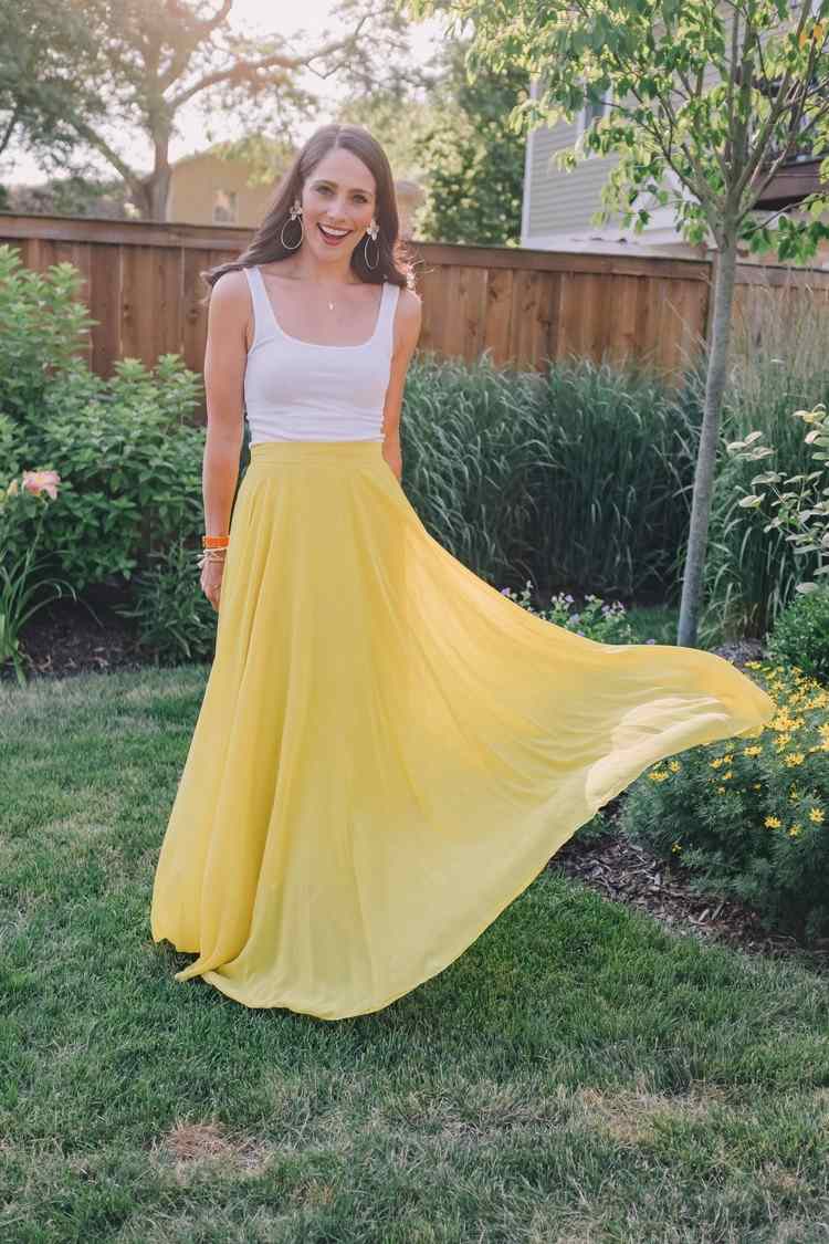 Bär en grundläggande topp med en lång kjol på sommaren