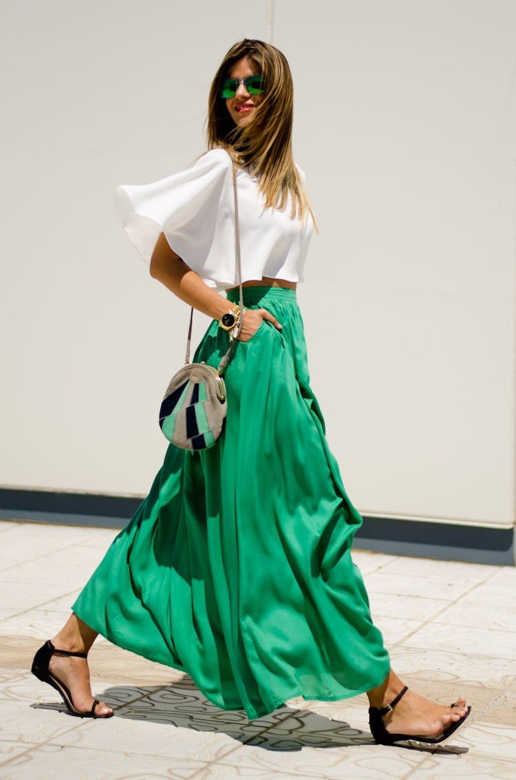 Flödande lång kjol i grönt med en flytande vit topp och sandaler
