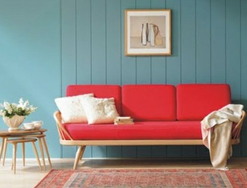Lägenhet inflyttning renovering röd soffa blå vägg