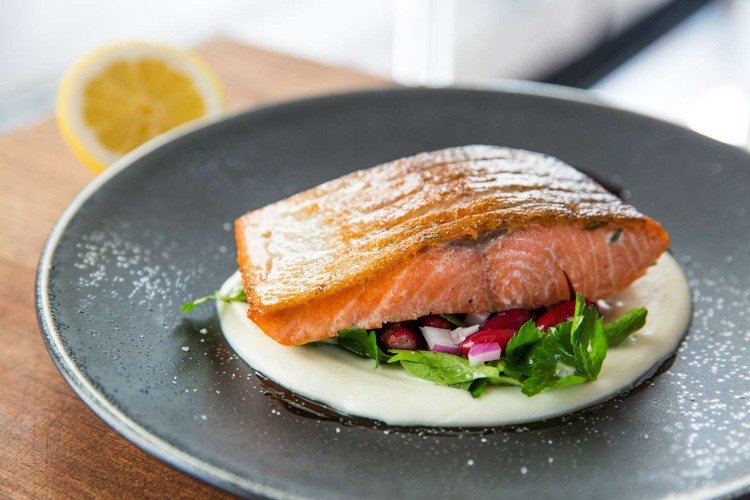 Ordna tallrik med svart laxfilépuré