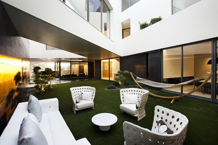 Skapa en terrass utomhus-idé-gräsmatta-konstgjord-trädgårdsmöbler-vit