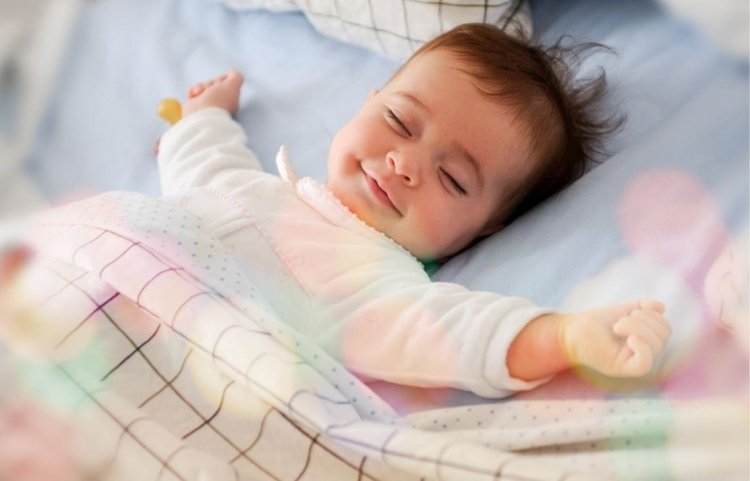 6 månader gammal-baby-sov-säng-leende som sovande bebisar