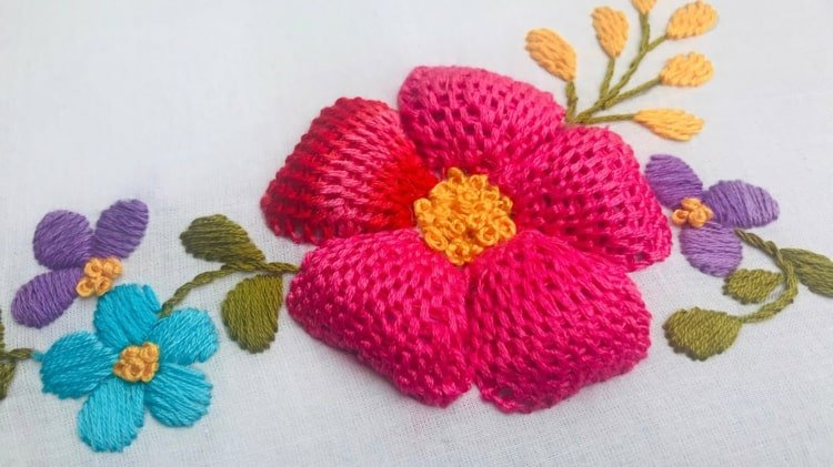 Vackert broderi med 3D -effekt och blommor kommer att dekorera tyger 2021