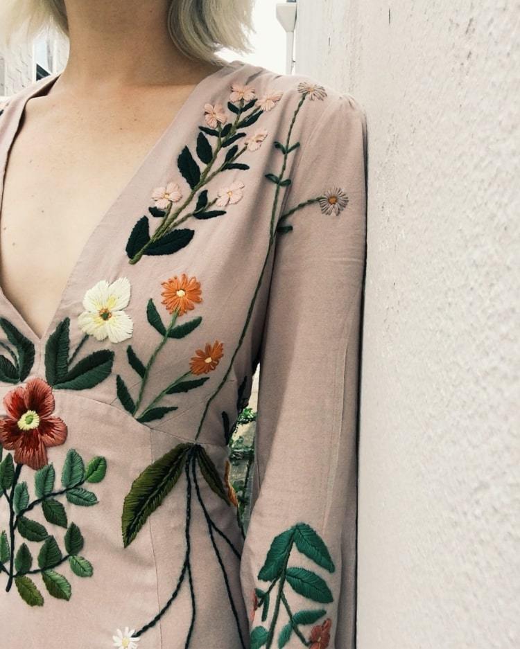 Elegant klänning med djup V-ringning och blommigt broderi