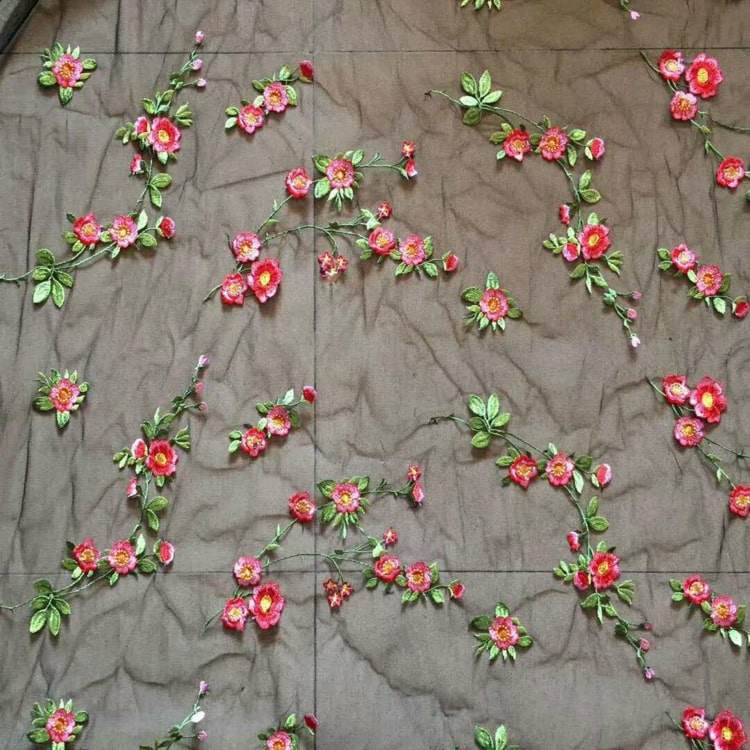 Broderade blommor med löv på transparent tyll för gardiner och draperier i lägenheten