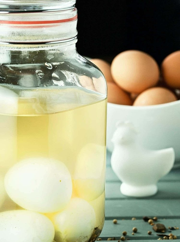 Pickling ägg med honung och senap till påsk eller för besökare