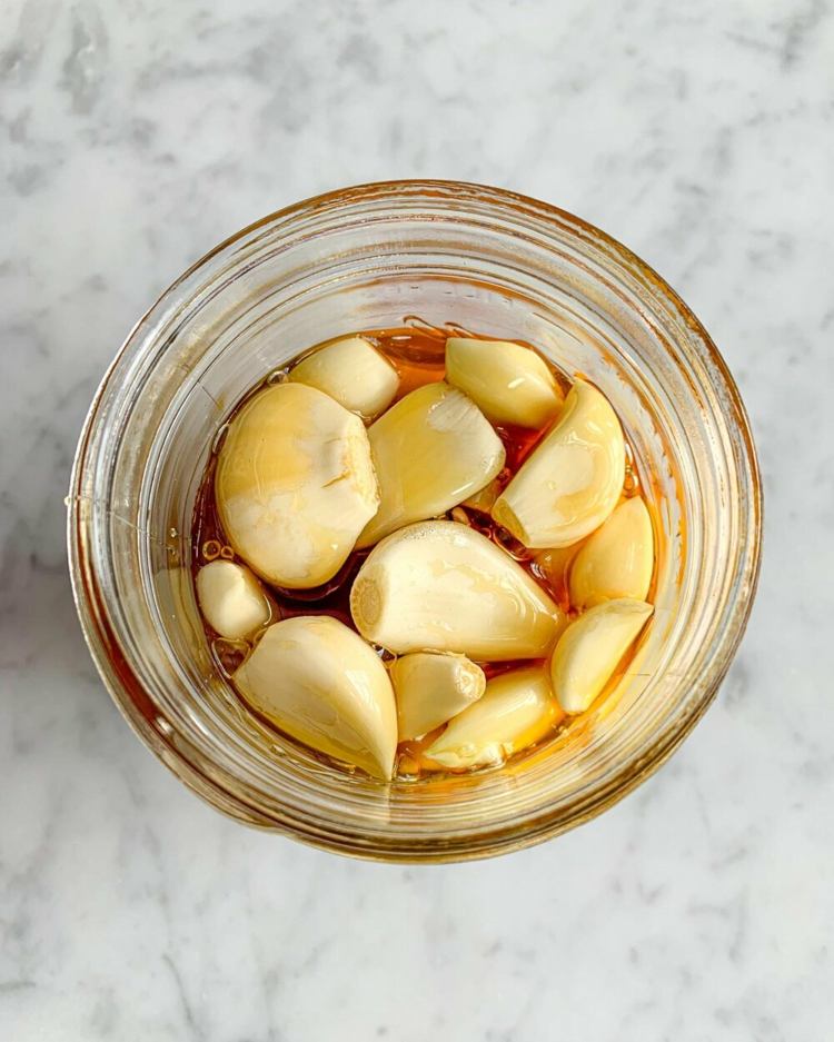 Fermentera vitlök med honung för en utsökt smaksättning i rätter