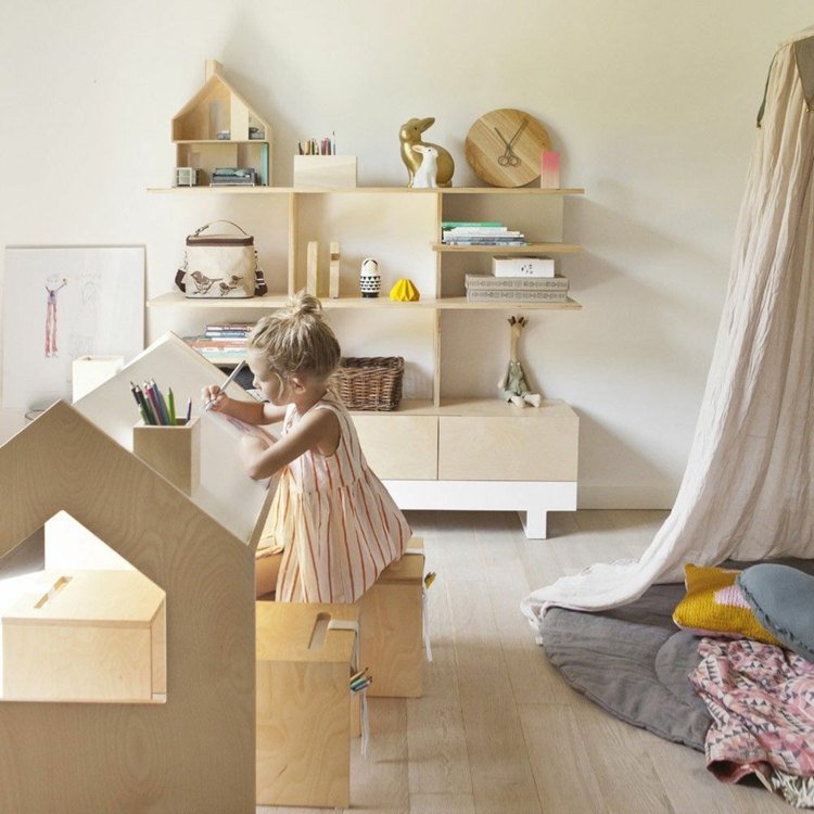 Montessori barnrum gjord av naturmaterial trävägg i beige