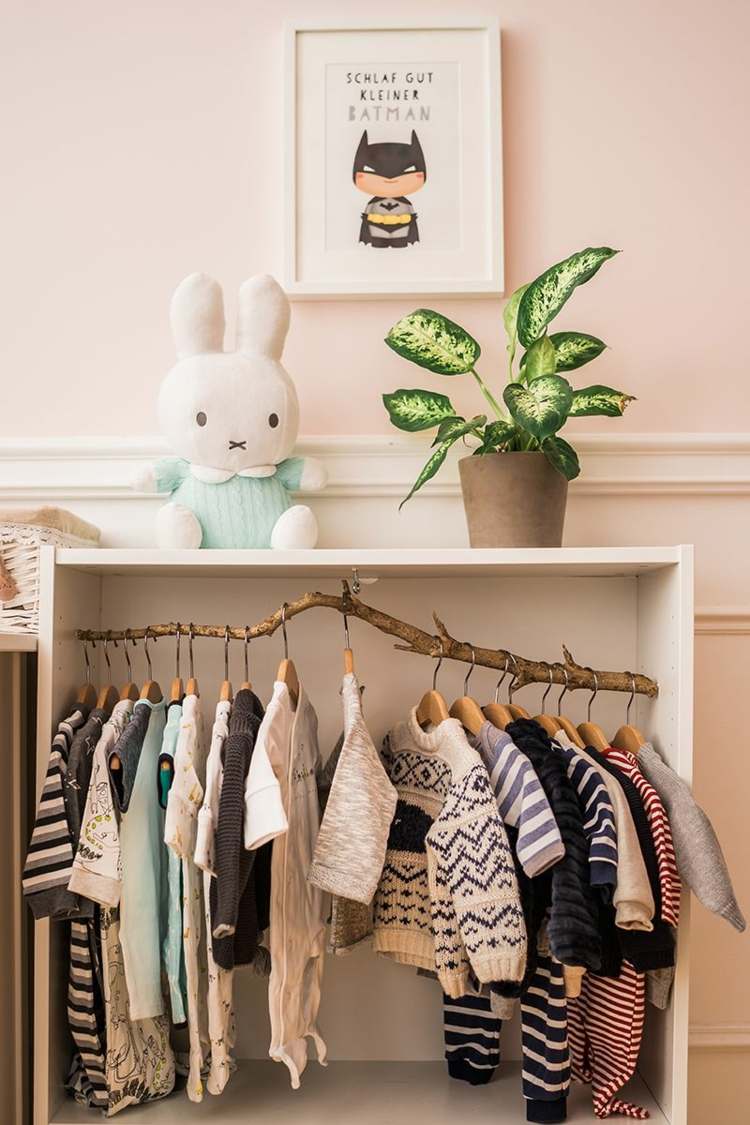 Som ett alternativ till garderoben i barnrummet, en öppen garderob med grenklädestång