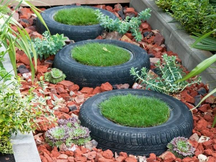 Cool trädgård idé med däck och gräsmatta i en stenbädd