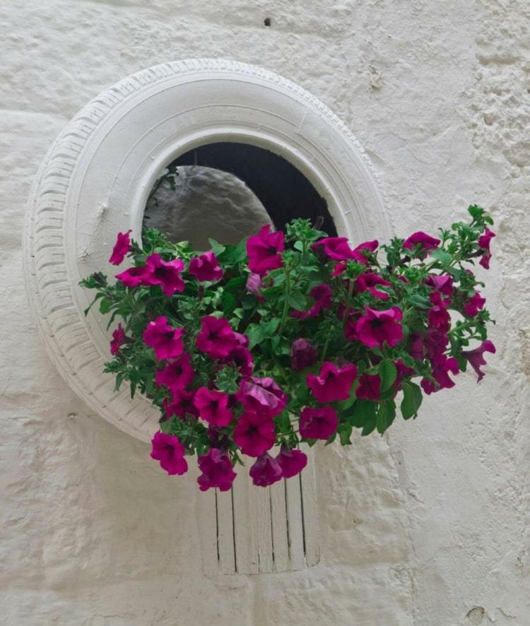 Bildäck som blomlåda med petunier - idé om återvinning för trädgården