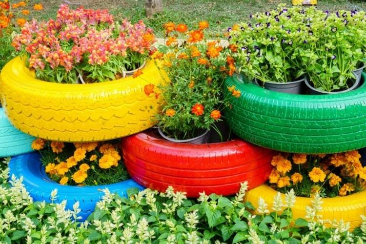 Plantera bildäck, måla dem ljust och stapla dem för trädgården