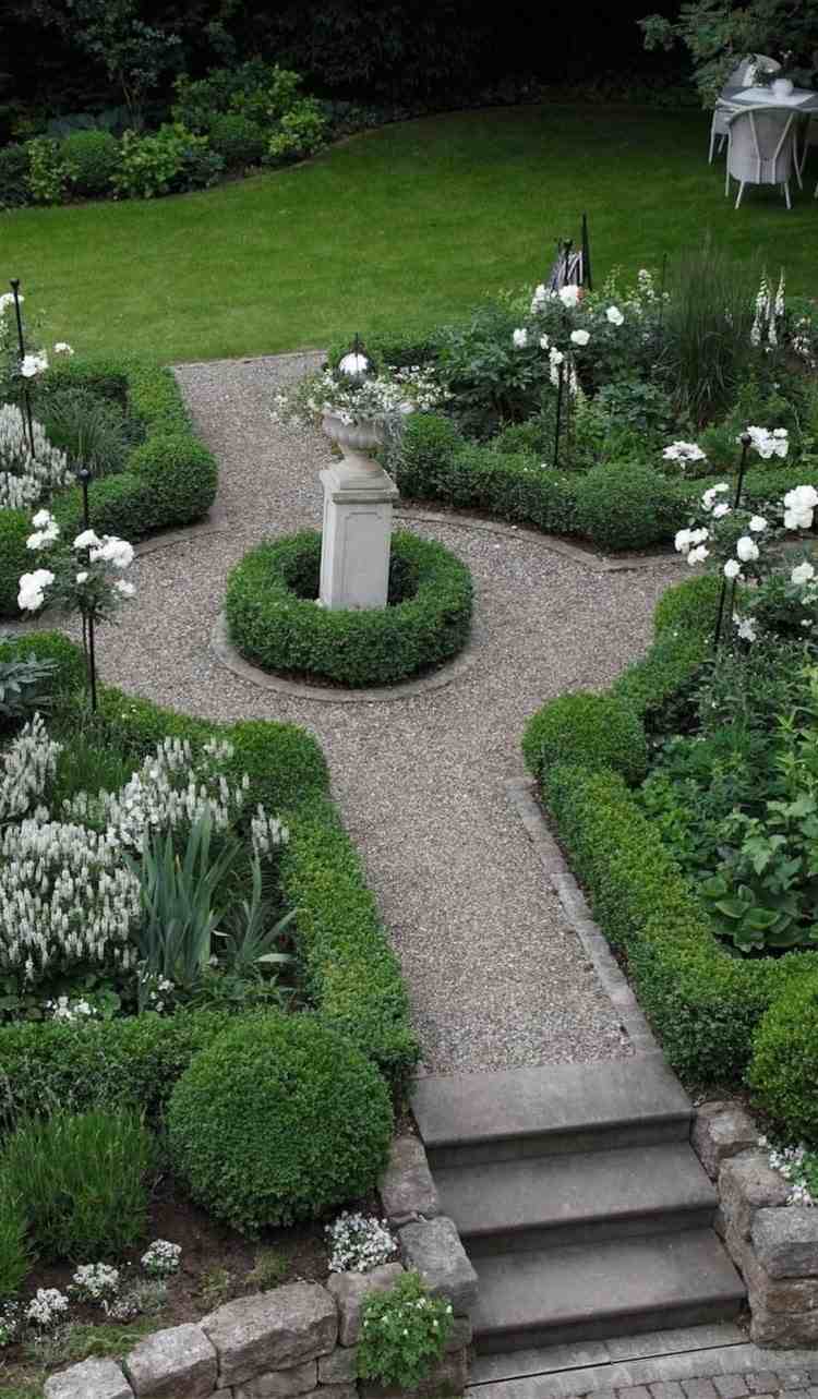 Formell trädgård med gröna och vita blommande växter