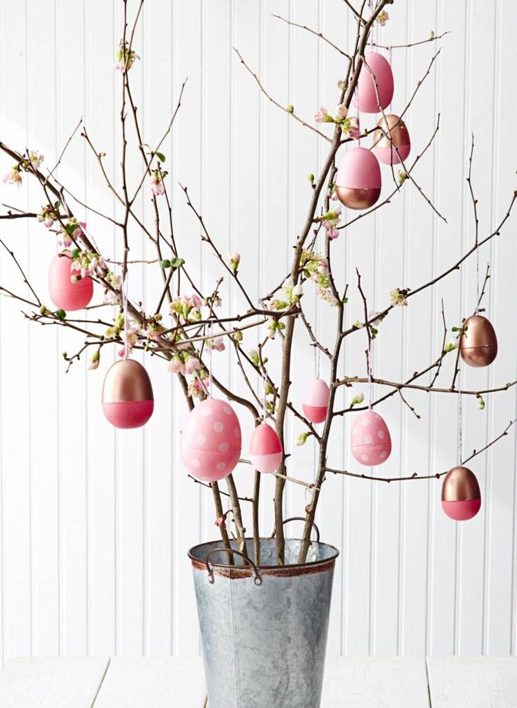 Struts i en hink dekorerad med rosa och bronsägg