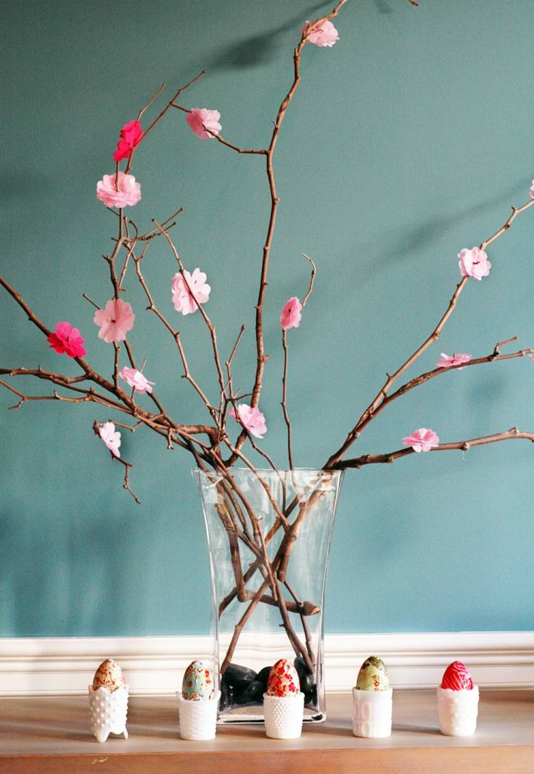 Gör blommor av papper och limma dem på grenarna