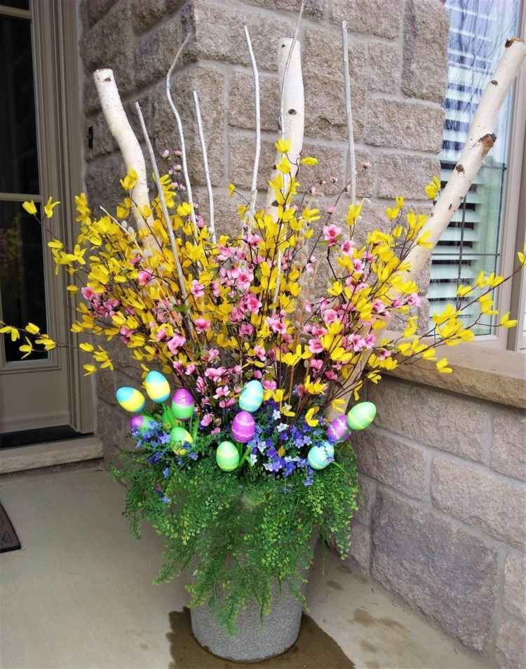 Idé för en påskbukett i en hink med forsythia och påskägg att hålla fast