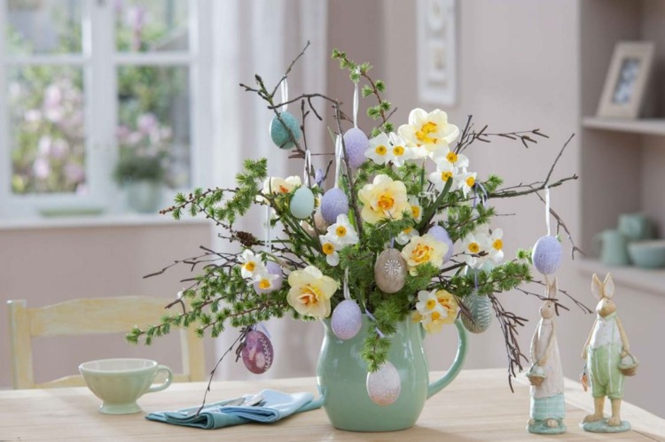 Ordna påskbusken med grenar och blommor och dekorera med påskägg