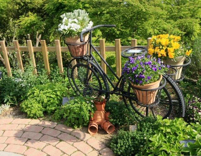 Cykel flagstens trädgård väg visa blomkrukor