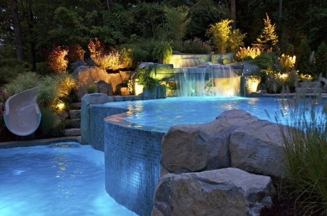 Poolbelysning med LED -vattenfall accenter