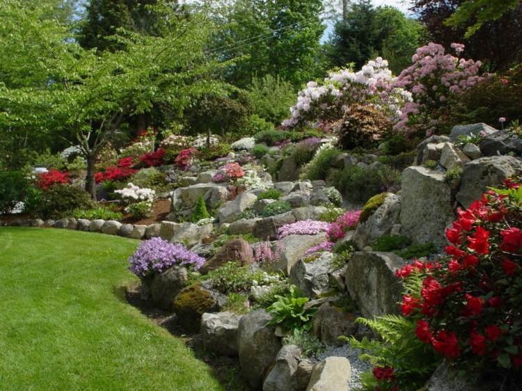 sluttning trädgård design stenar blommor gräsmatta tips