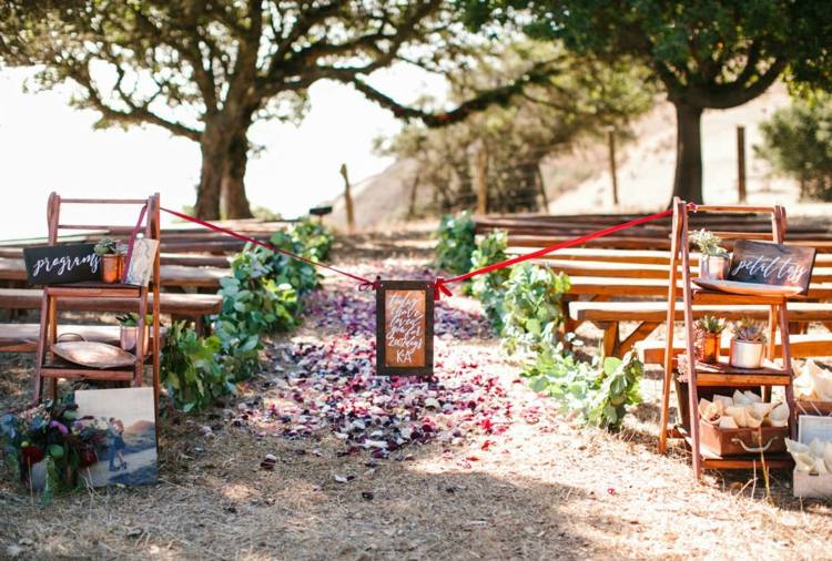 Bröllop i trädgården dekorera idéer träbänk blommor inspirationer