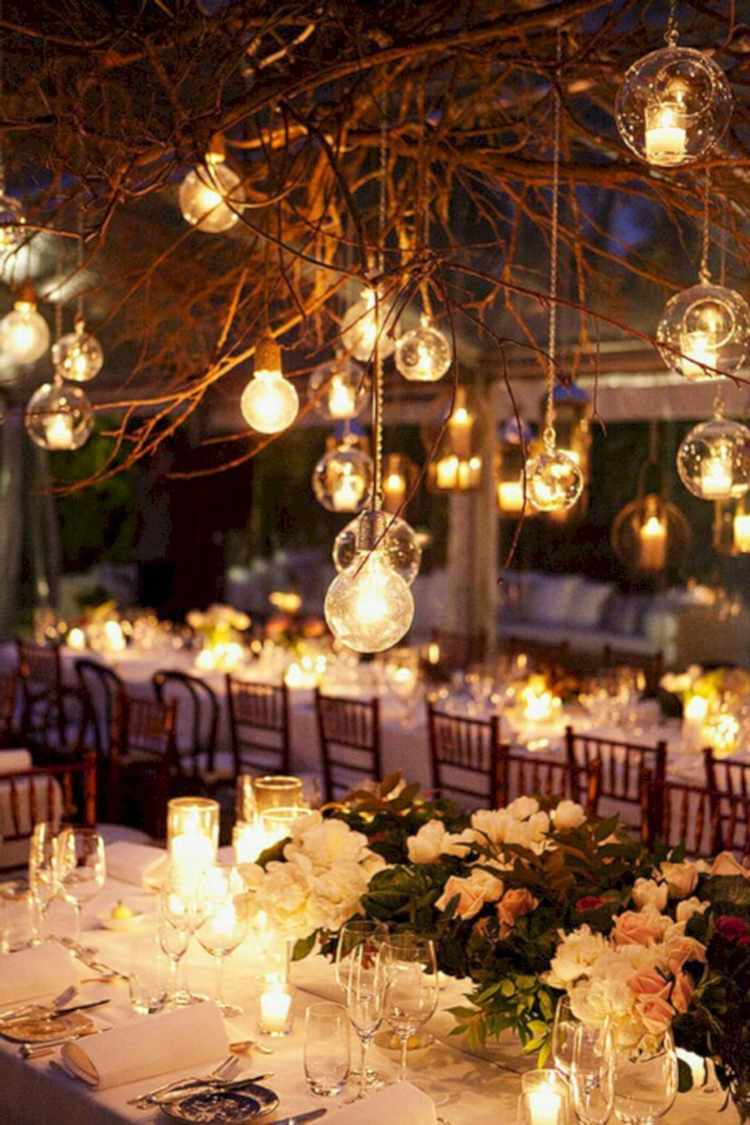 Planerar en trädgård bröllop dekoration idéer fairy lampor tända blommor på kvällen