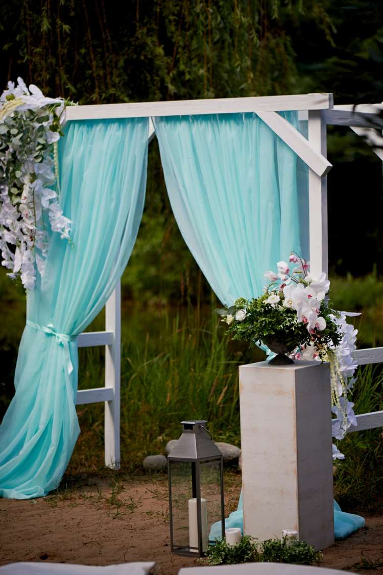 Trädgård bröllop dekoration idéer bröllop båge blå gardin ljus
