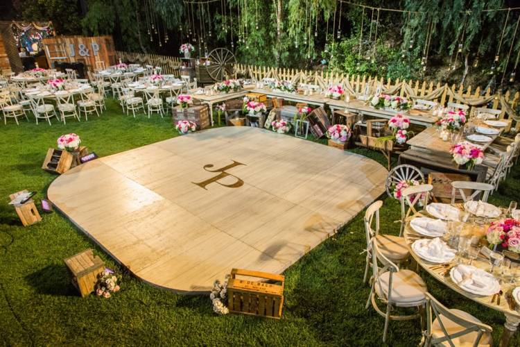 Planerar en trädgård bröllop dansgolv dekoration idéer trälådor trästolar blomsterdekorationer