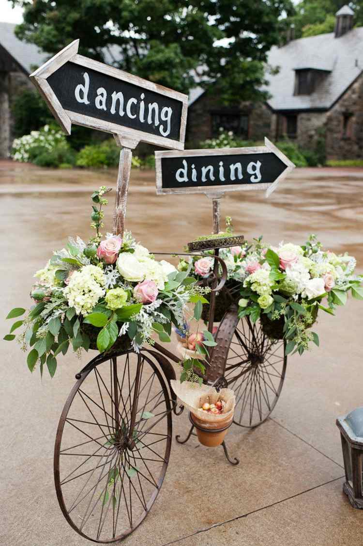 Planera ett trädgårdsbröllop Dekorationsidéer Cyklar Bukett blommor Dans