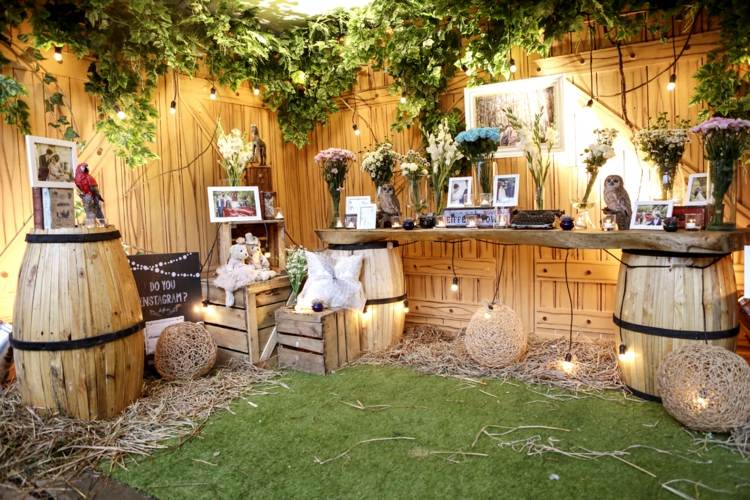 Planerar ett bröllop i trädgården Dekorationsidéer Fotohörna Fairy lights Växter Blommor