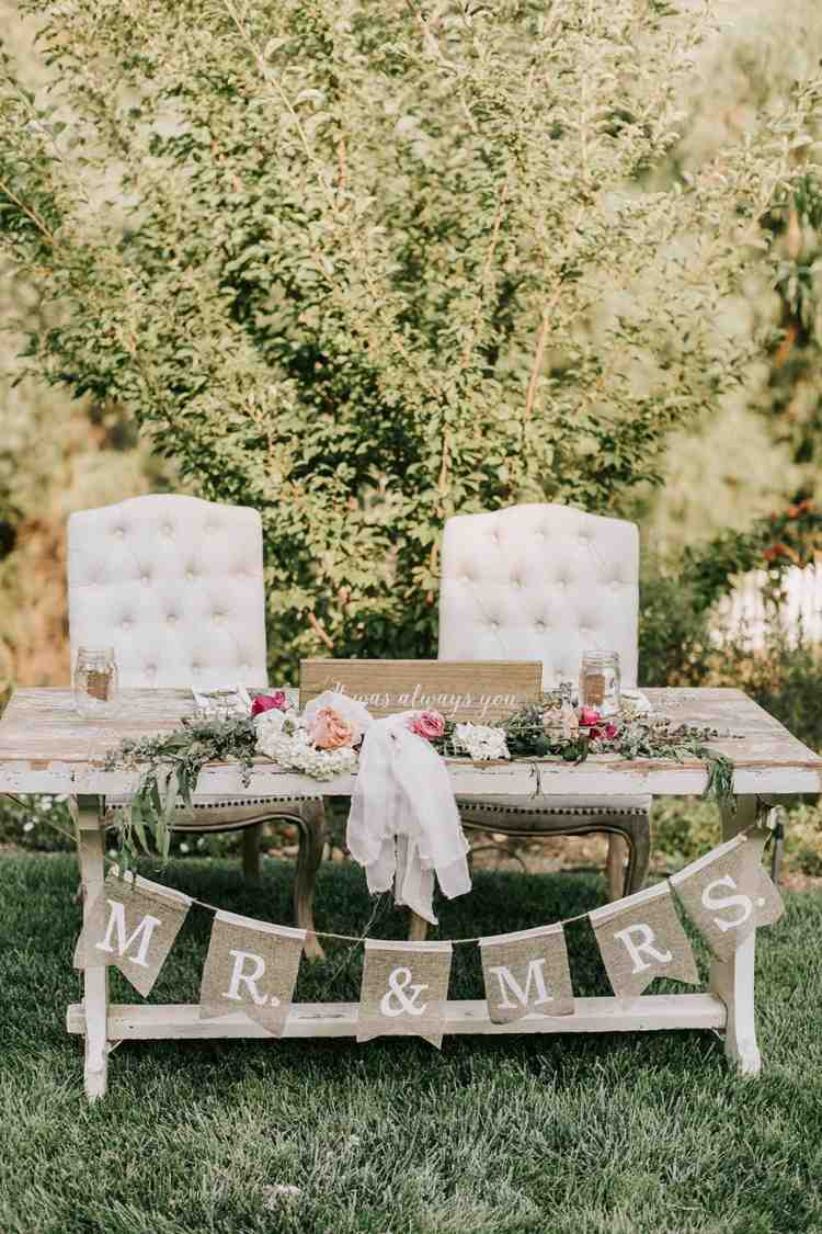 Trädgård bröllop dekoration idéer bord trä stol bukett blommor