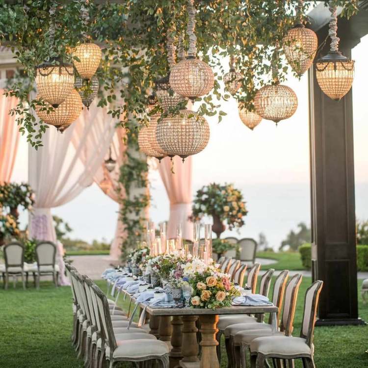 Trädgård bröllop dekoration idéer lampor belysning bukett