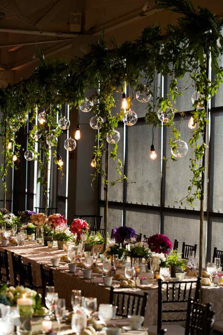 Bröllop i trädgården tält dekoration idéer fe lampor lampor bukett blommor
