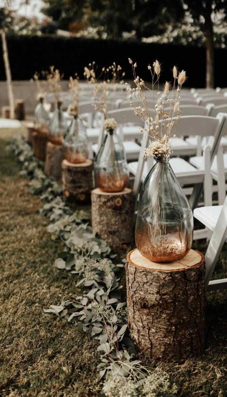 Planerar den perfekta trädgården bröllop dekoration idéer blommor i en glas trästol vit