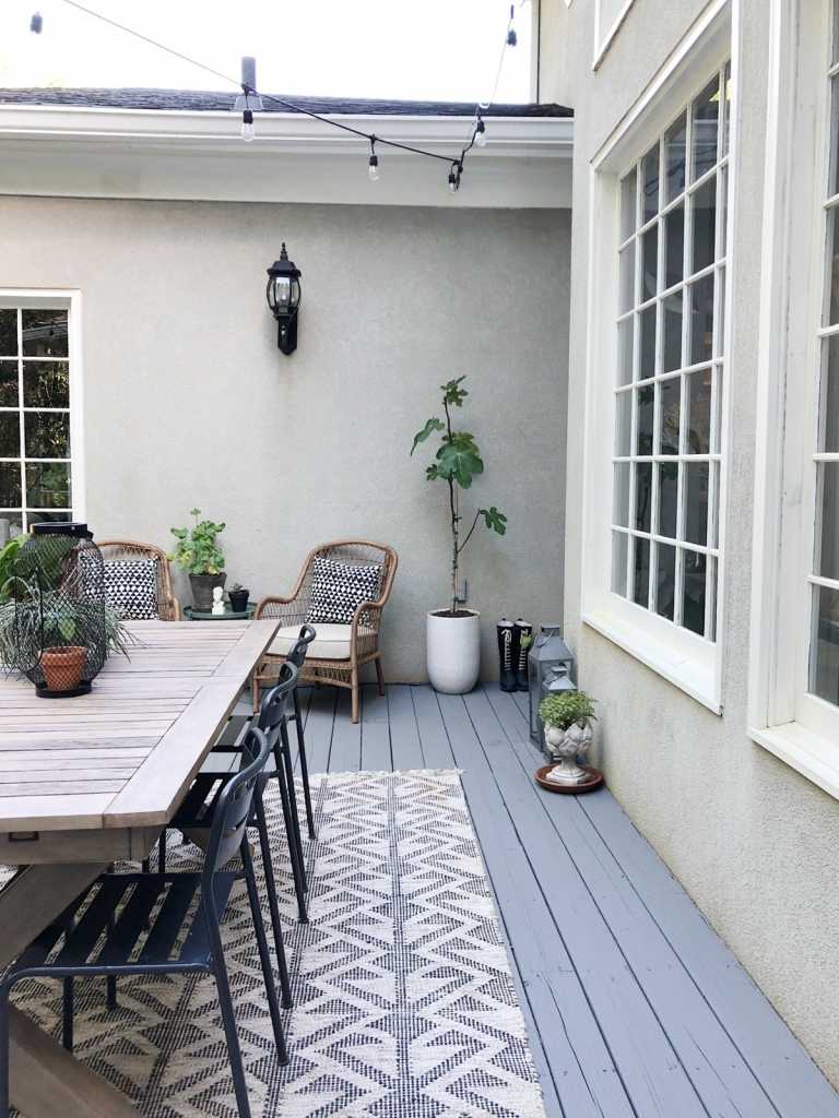 Designa din terrass på ett skandinaviskt sätt med en utomhusmatta med ett nordiskt mönster