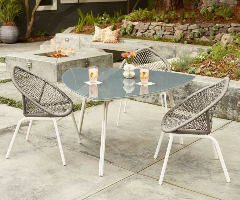 Inula stolar med vävd design och modernt matbord i ljusgrått