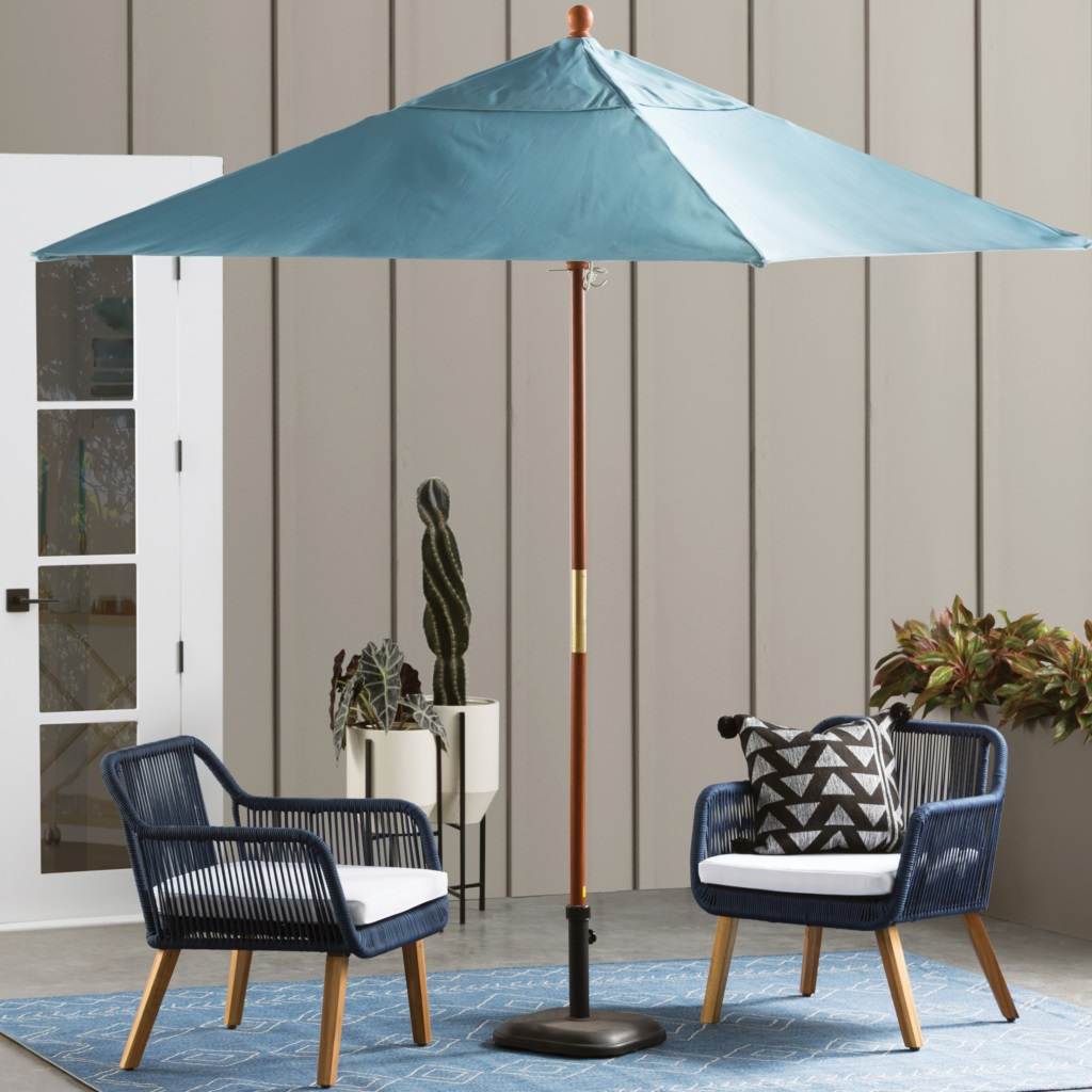 Ett parasoll ger skugga för små sittgrupper av stolar