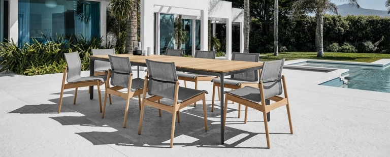 Designa din terrass på ett skandinaviskt sätt med enkla möbler av teak