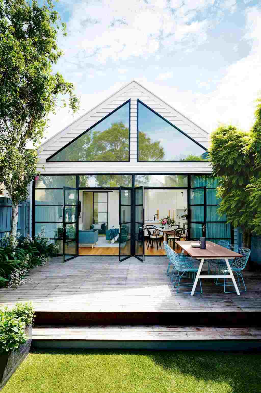Designa en skandinavisk terrass med några färg accenter för möblerna