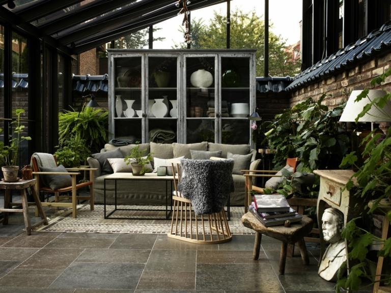 Nordisk design och inredning för en täckt terrass i vinterträdgårdsstil