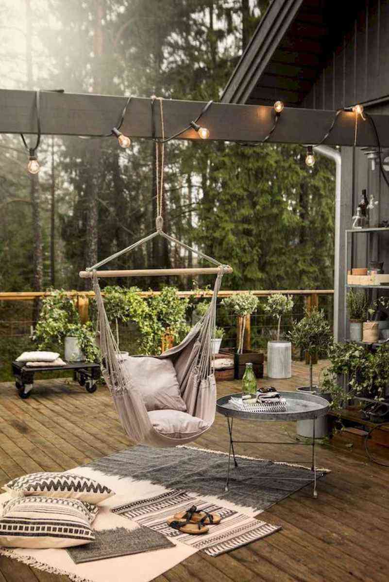 Nordisk terrassdesign med sittställning, ljuskedja och matta