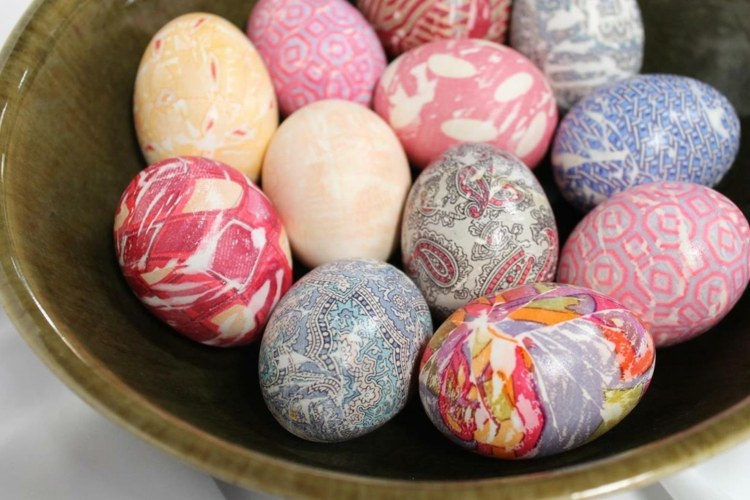 Använda siden och färga ägg med ett mönster - kreativ idé för påsk