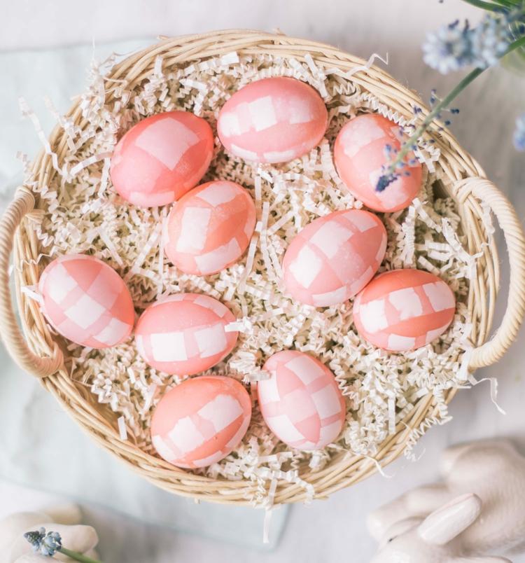 Färg rosa ägg med ett mönster av tejp i tre nyanser
