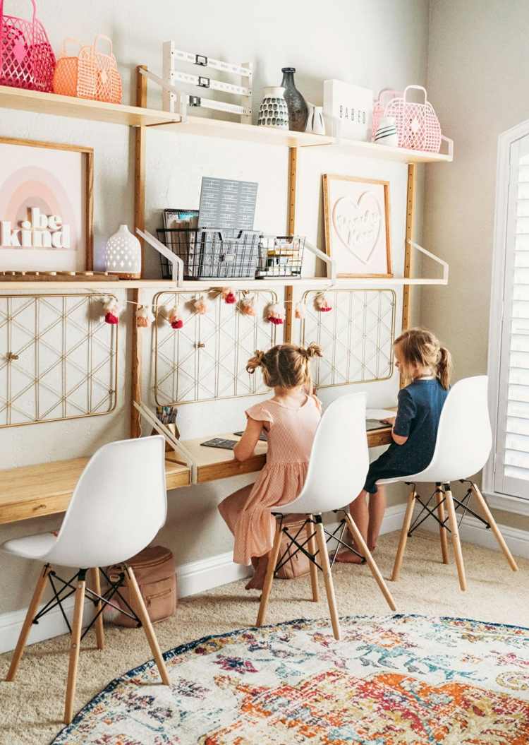 Inredningsidé för ett rum för hemskolan med Eames stolar och konsol som skrivbord