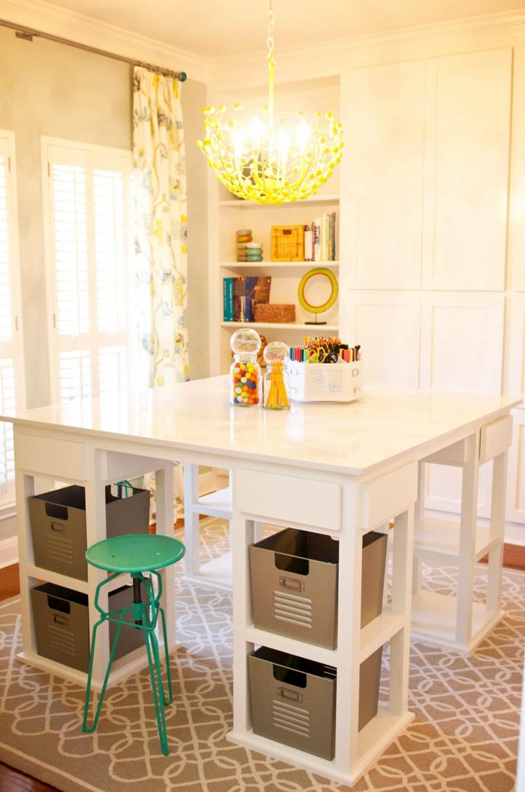 Använd en självgjord köksö som ett skrivbord med integrerade hyllor för lådor