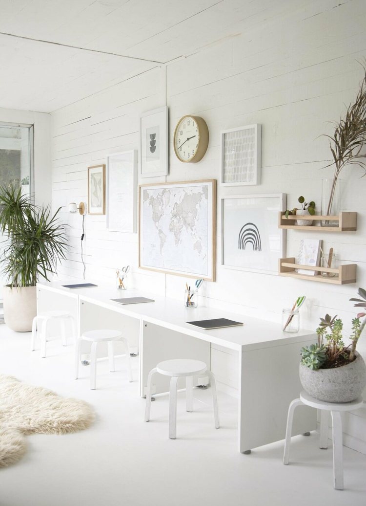 Inred ett ljust klassrum med skandinavisk stil och ett skrivbord för tre