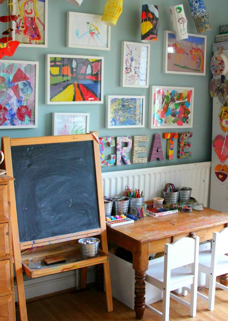 Rustika möbler i klassrummet hemma med skiffer och skrivbord