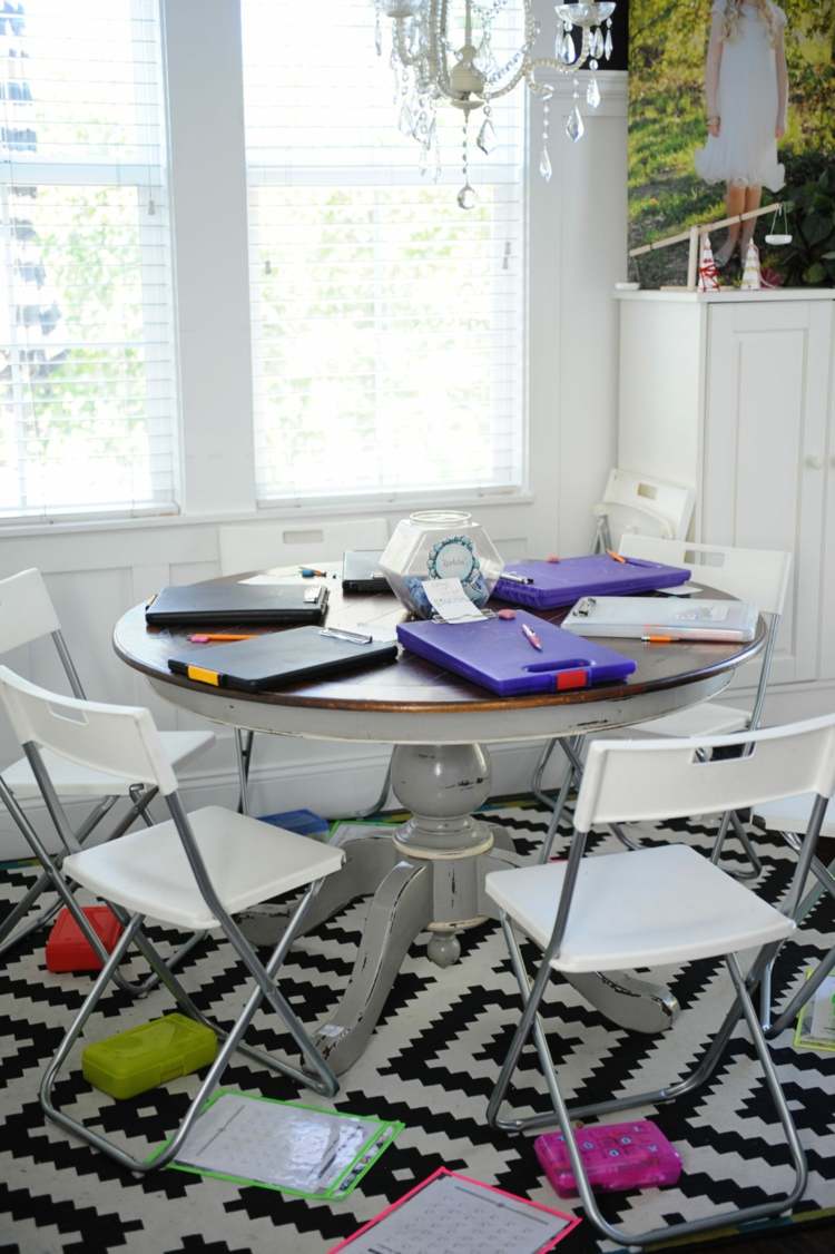 Inrätta ett klassrum i köket - matbordet räcker om det inte finns tillräckligt med plats